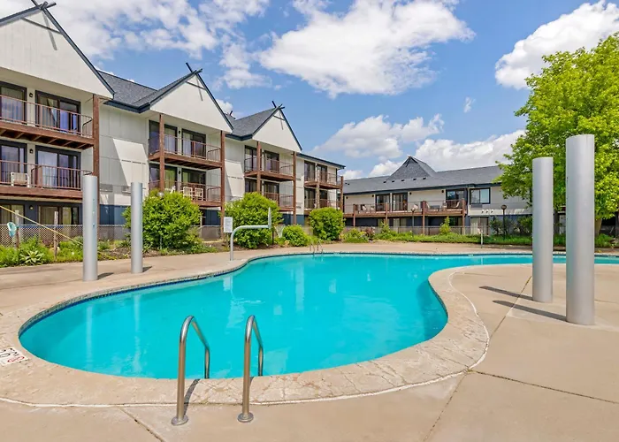 Wisconsin Dells ResortsPolynesian & Suites